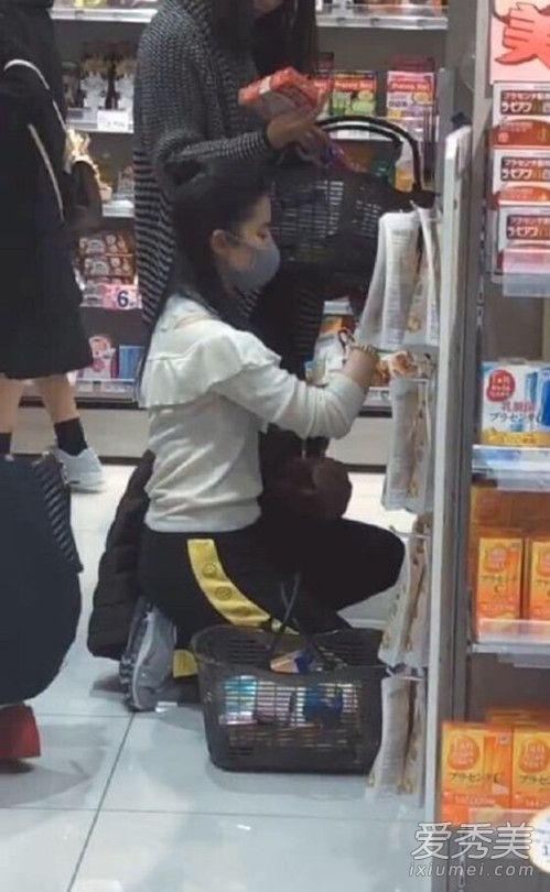 网友偶遇刘亦菲 蹲姿竟有这么美!
