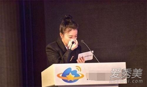 景甜回应擤鼻涕怎么回事 在公开场合演讲擤鼻涕此举非常尴尬