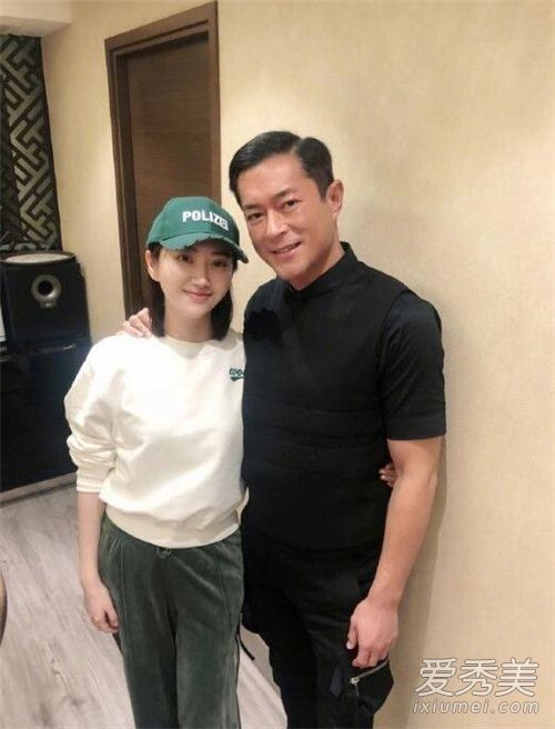 景甜回应擤鼻涕怎么回事 在公开场合演讲擤鼻涕此举非常尴尬