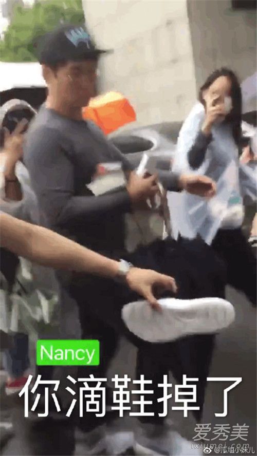 王嘉尔给粉丝捡鞋怎么回事 王嘉尔给粉丝捡鞋的原因