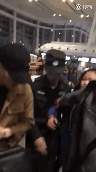 王嘉尔给粉丝捡鞋怎么回事 王嘉尔给粉丝捡鞋的原因