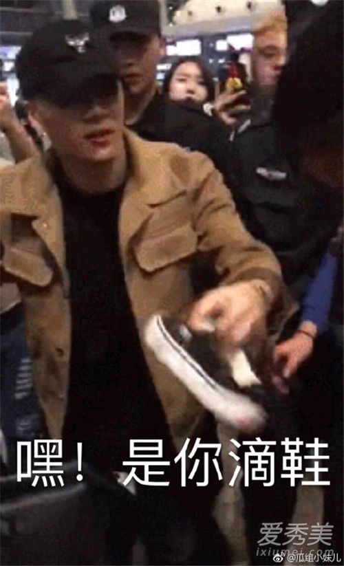 王嘉尔给粉丝捡鞋怎么回事 王嘉尔给粉丝捡鞋的原因