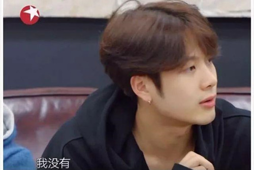 王嘉尔为什么给粉丝捡鞋 王嘉尔给粉丝捡鞋原因