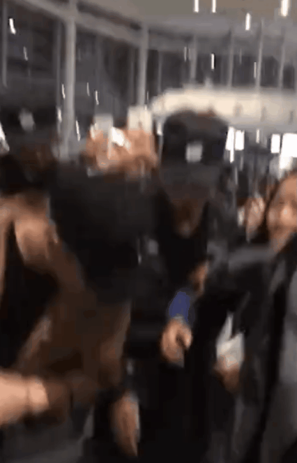王嘉尔为什么给粉丝捡鞋 王嘉尔给粉丝捡鞋原因