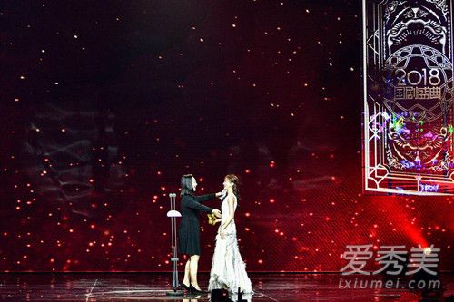 两代令妃同台是什么样子 一个清新淡雅一个气场十足!