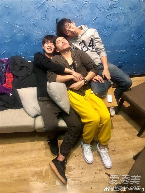王大陆回应带坏彭昱畅 还P上了王思聪吃热狗表情包
