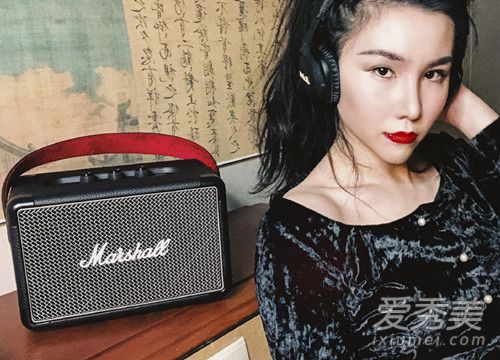 李诞疑似婚内出轨 酒吧内与一女孩深情舌吻照片曝光