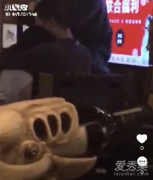 李诞疑似婚内出轨 酒吧内与一女孩深情舌吻照片曝光