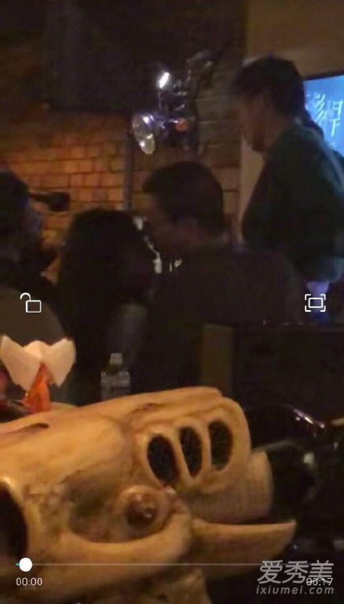 李诞疑似婚内出轨 酒吧内与一女孩深情舌吻照片曝光