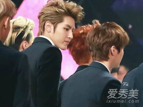 鹿晗为什么打吴亦凡 吴亦凡下跪事件始末