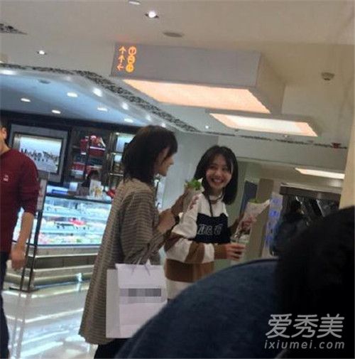 偶遇郑爽是什么情况 郑爽带替身与男友逛街
