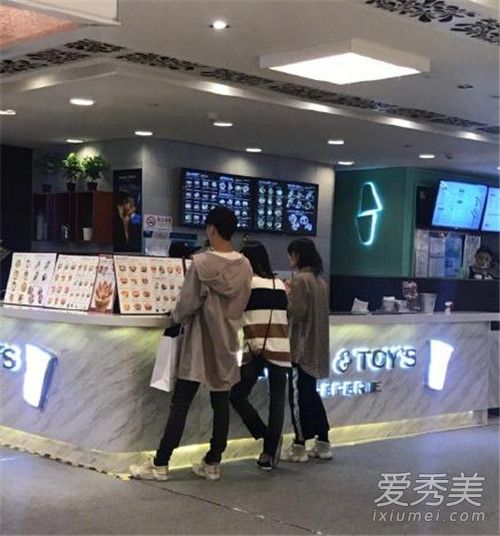 偶遇郑爽是什么情况 郑爽带替身与男友逛街