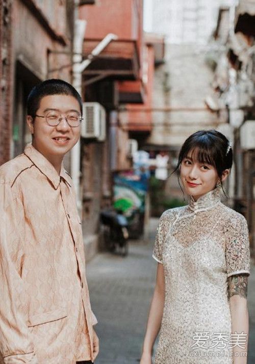 李诞与女友晒照怎么回事 李诞与女友晒照什么样子