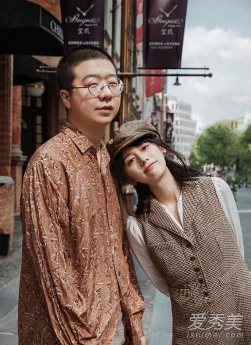李诞与女友晒照怎么回事 李诞与女友晒照什么样子