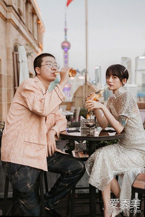 李诞与女友晒照怎么回事 李诞与女友晒照什么样子