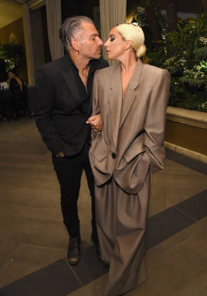 Lady Gaga订婚是怎么回事 Lady Gaga订婚对象是谁
