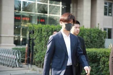 演员王嘉现身法院是怎么回事 演员王嘉现身法院什么原因