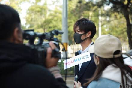 演员王嘉现身法院是怎么回事 演员王嘉现身法院什么原因