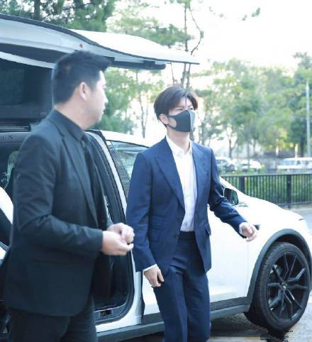 演员王嘉现身法院是怎么回事 演员王嘉现身法院什么原因