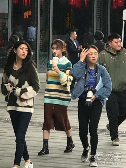 林允街头喝奶茶是什么样子 林允街头喝奶茶是怎么回事