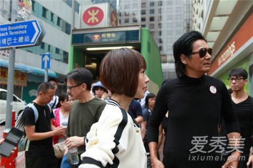 周润发市场撒狗粮怎么回事 周润发市场撒狗粮是为什么