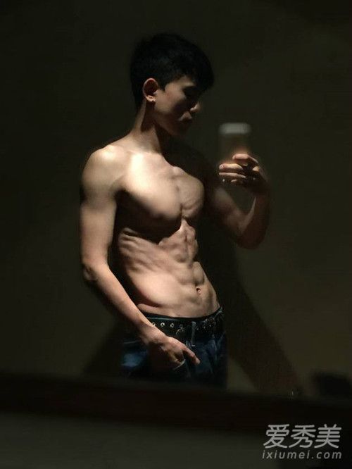 张杰健身照是怎么回事 张杰健身照是什么样子