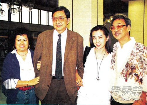 王祖贤全家照曝光是怎么回事 王祖贤全家照曝光是什么样子的