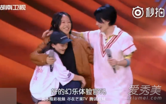 王菲与两女儿同台怎么回事 王菲为什么与两女儿同台