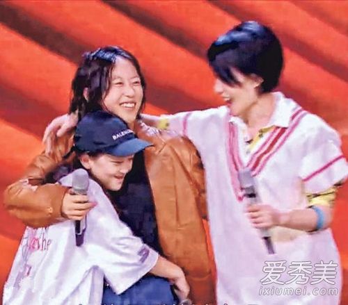 王菲与两女儿同台怎么回事 王菲为什么与两女儿同台