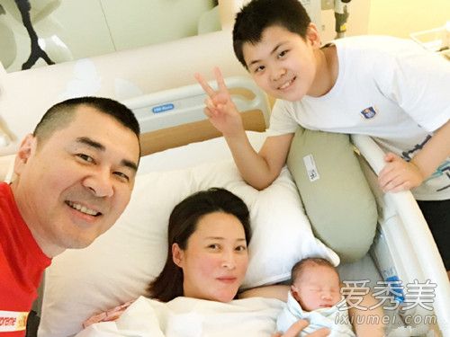陈建斌写诗庆满月是怎么回事 陈建斌为什么写诗庆满月写的什么诗