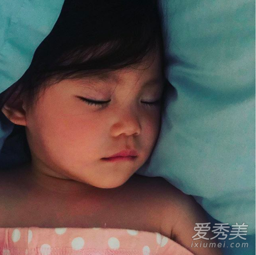 陈冠希晒女儿睡颜是怎么回事 陈冠希晒女儿睡颜照片