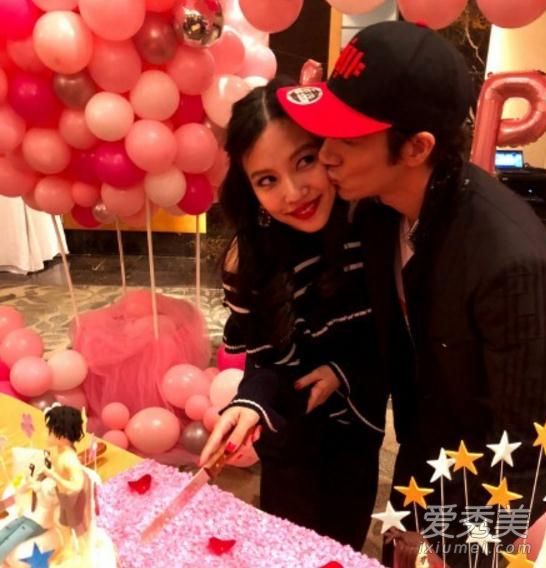 王力宏晒全家福怎么回事 王力宏晒全家福什么样子