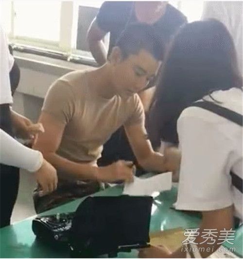 贾乃亮近照曝光什么样子 贾乃亮和李小璐离婚了吗