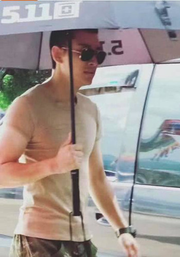 贾乃亮近照曝光是怎么回事 贾乃亮近照曝光是什么样子的
