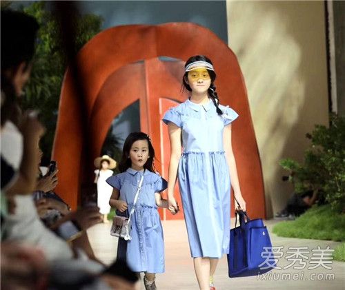 多多李嫣同台走秀是怎么回事 多多李嫣在哪里同台走秀