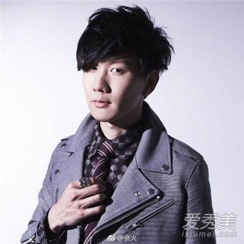 林俊杰与美女冲浪怎么回事 与林俊杰冲浪的美女是女朋友吗