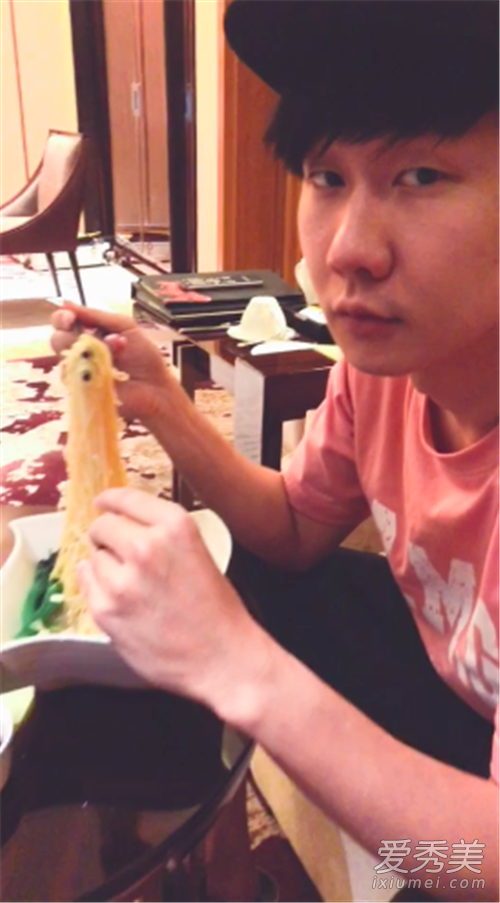 林俊杰吃泡面是怎么回事 林俊杰为什么吃泡面
