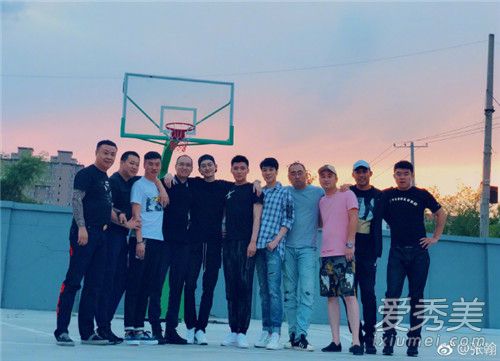张翰晒与同学聚会是怎么回事 张翰同学聚会照片是什么样子