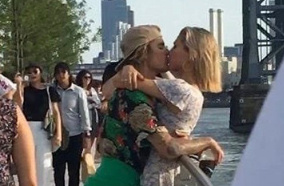 比伯海莉接吻是怎么回事 比伯海莉接吻是什么情况