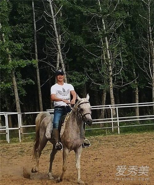 吴京晒儿子骑马是怎么回事 吴京儿子在哪里骑马