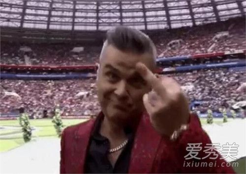 开幕式献唱竖中指是怎么回事 开幕式献唱竖中指的歌手是谁