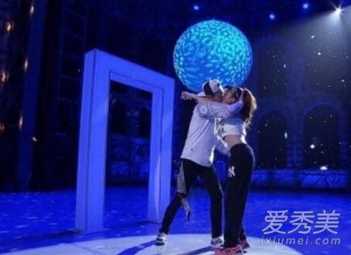 杨文昊忘记关直播 几十万粉丝直播间尬聊