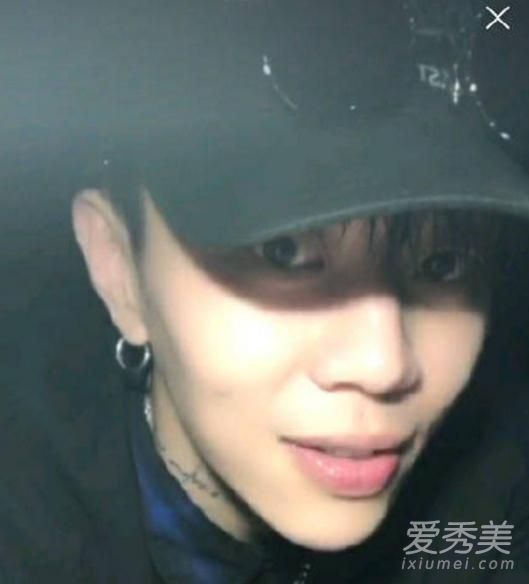 杨文昊忘记关直播 几十万粉丝直播间尬聊