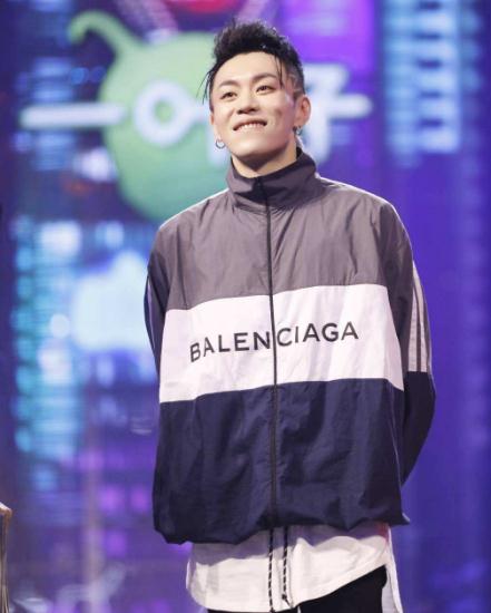 杨文昊忘记关直播 几十万粉丝直播间尬聊