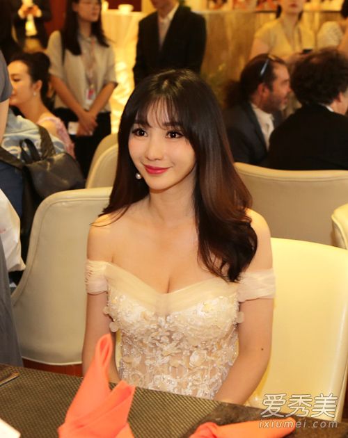 柳岩透视纱裙秀傲人事业线 女人味十足