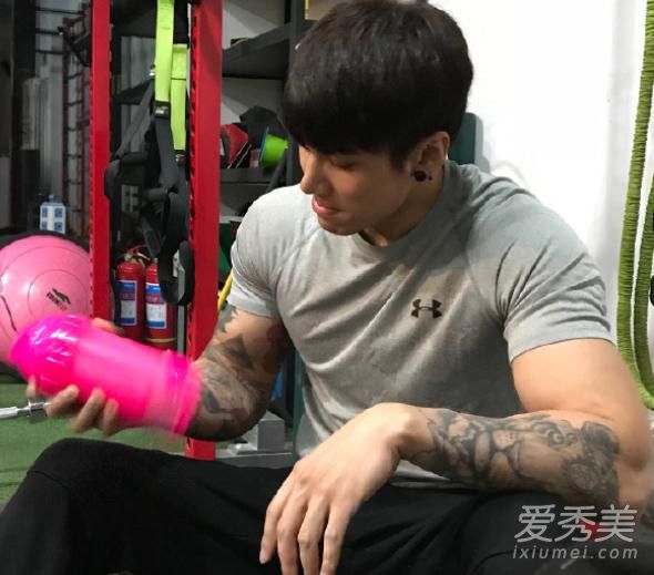 魏思澄腕力水平怎么样 魏思澄肌肉照片