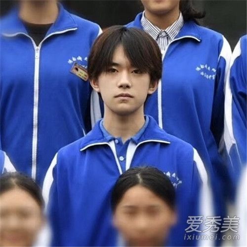 易烊千玺毕业照是什么样子 易烊千玺高中毕业照图片曝光