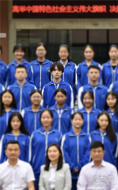 易烊千玺毕业照是什么样子 易烊千玺高中毕业照图片曝光