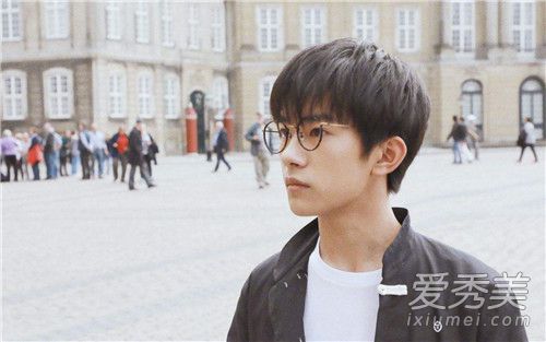 易烊千玺毕业照是什么样子 易烊千玺高中毕业照图片曝光