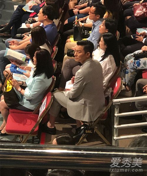 刘德华现身女儿幼儿园毕业礼 秒变女儿粉丝超兴奋